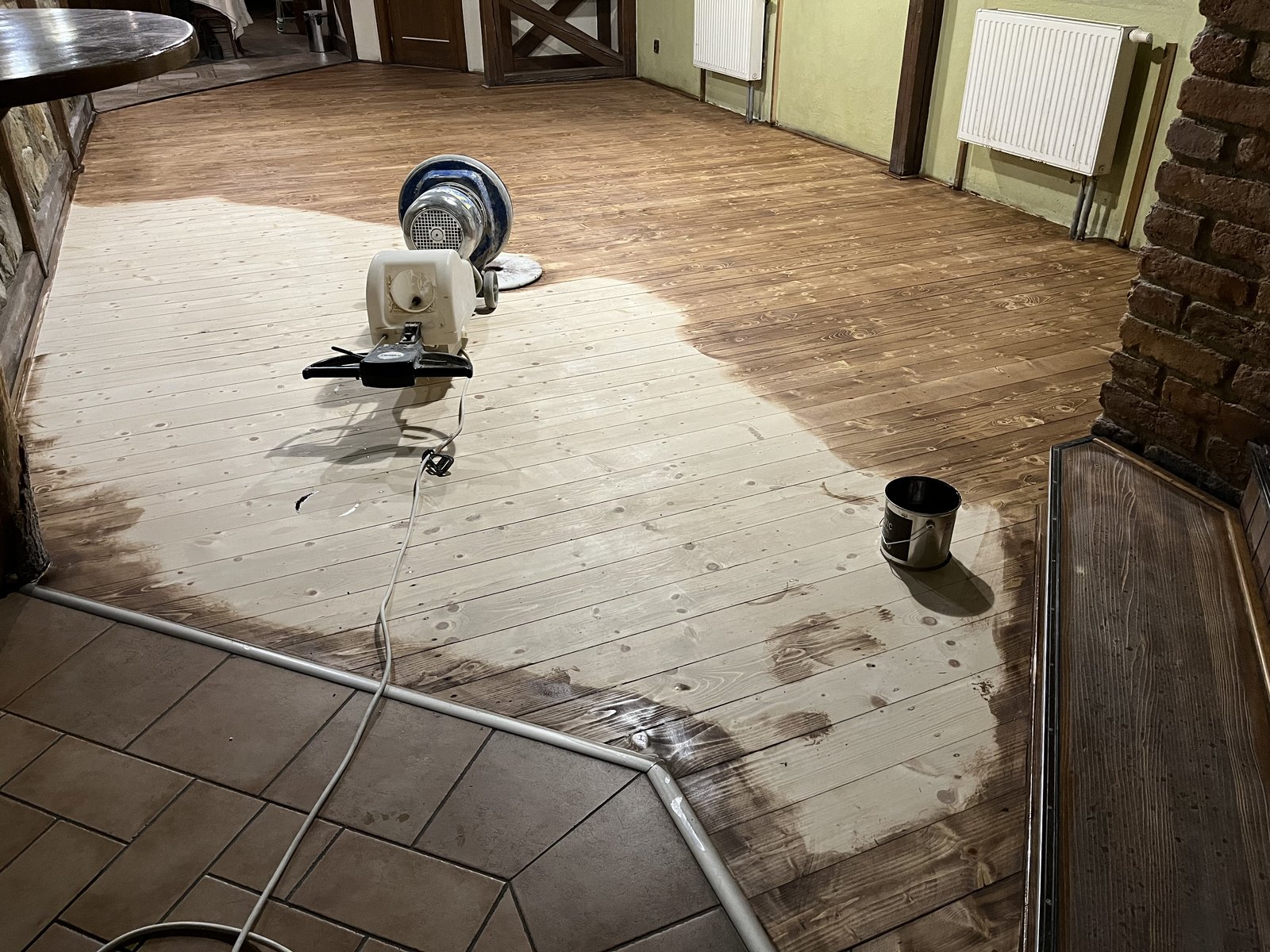 Realizace Krystal — renovace kamenné podlahy