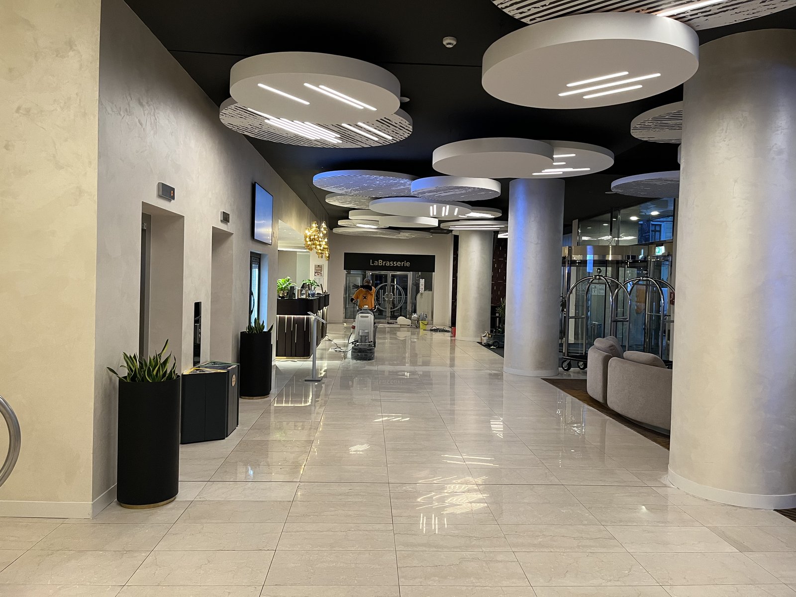 Realizace Krystal — renovace kamenné podlahy