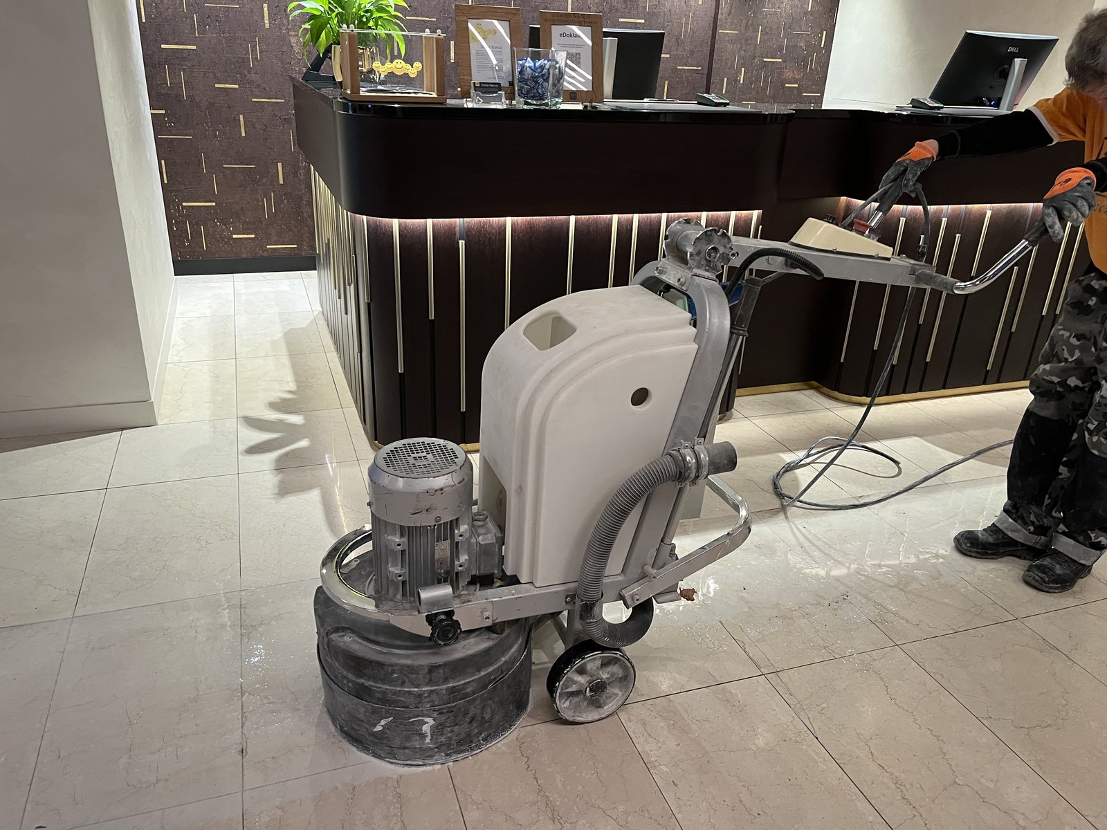 Realizace Krystal — renovace kamenné podlahy
