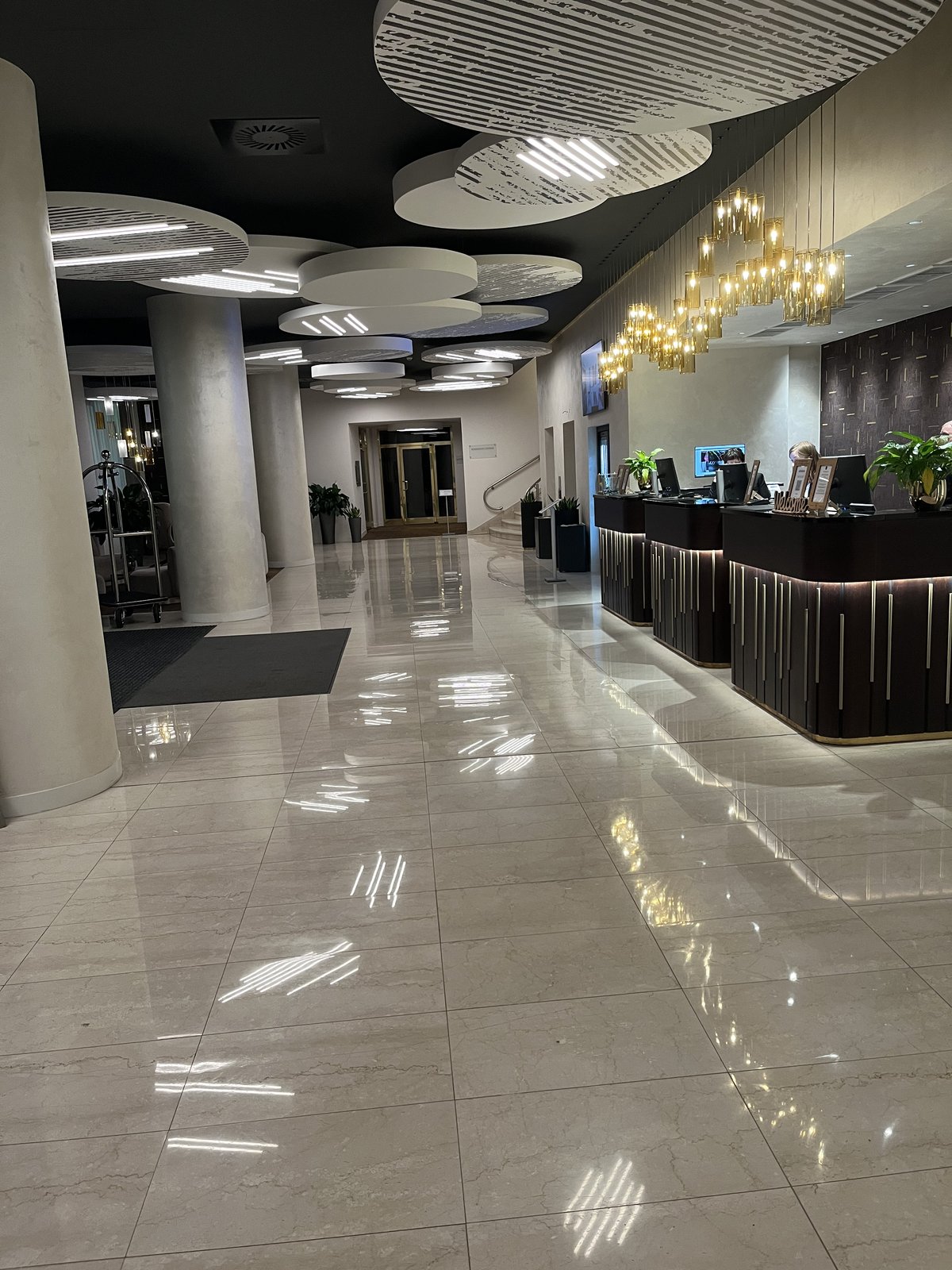 Realizace Krystal — renovace kamenné podlahy