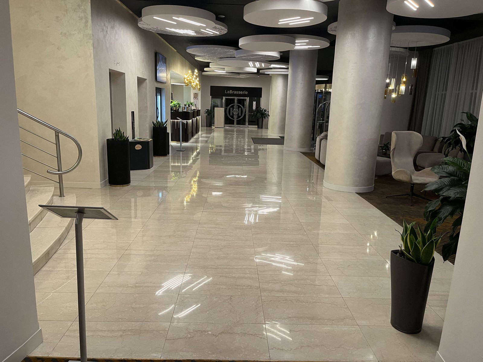 Realizace Krystal — renovace kamenné podlahy