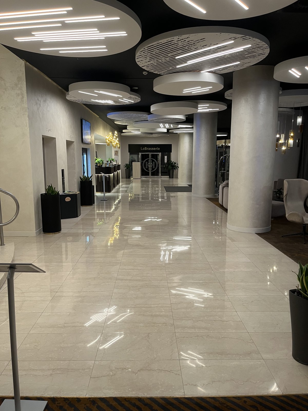 Realizace Krystal — renovace kamenné podlahy